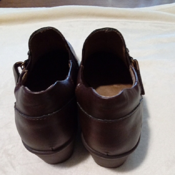 Stylish Brown Leather Loafers for Women - Picture 3 of 8